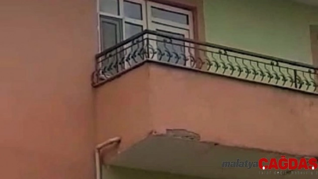 Mahsur kalan kediyi itfaiye kurtardı