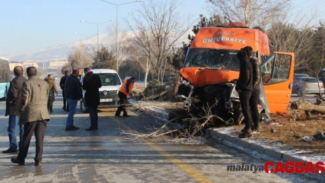 Makas atmak isteyen otomobilin çarptığı minibüs kaza yaptı: 11 yaralı