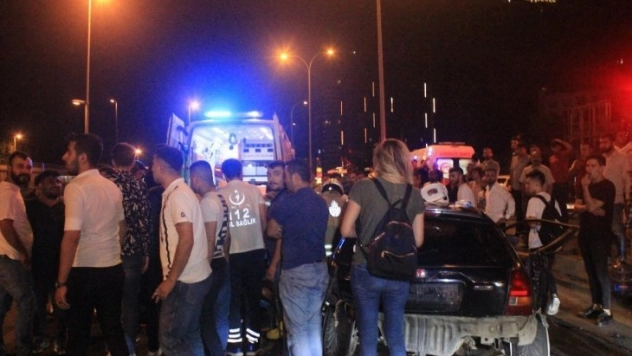 Önce bariyerlere sonra başka bir otomobile çarptı: 5 yaralı