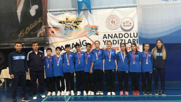 Badminton takımında şampiyonluk sevinci