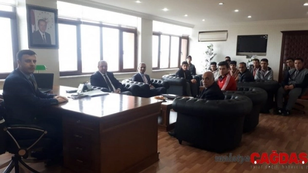 Malatya birincisi Güreşçileri tebrik