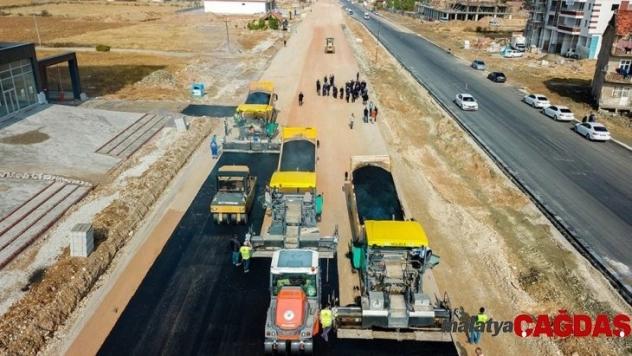 403 kilometrelik yolu asfaltladı