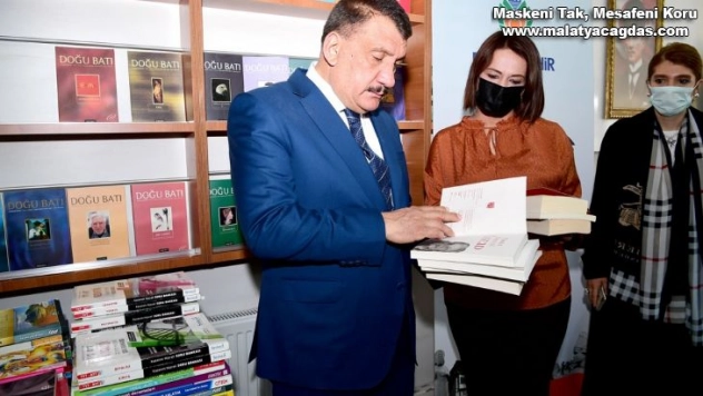 Malatya Büyükşehir'den bir kitap ta sen bağışla kampanyası