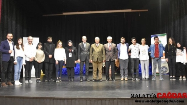 Bağımlı Değiliz adlı tiyatro oyunu