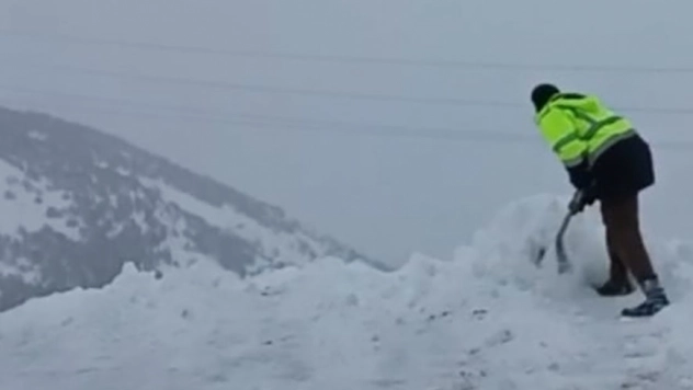 2 bin rakımda dam üstlerinde kar mesaisi