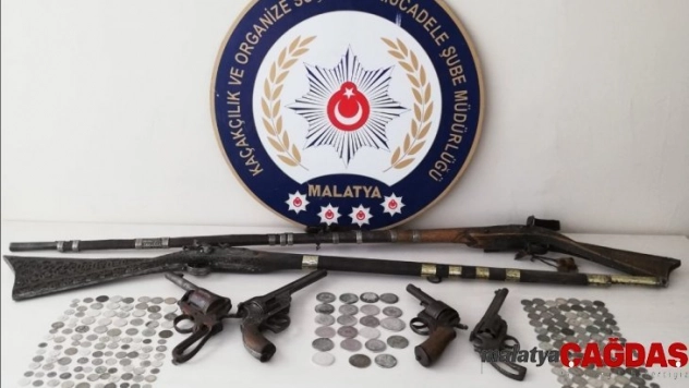 254 adet tarihi sikke ve kaçak içki ele geçirildi