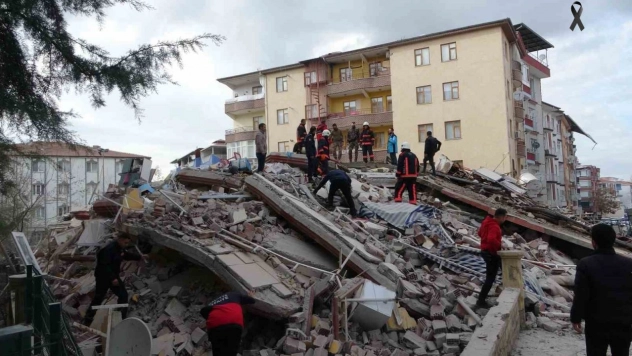 Malatya'da 4 katlı ağır hasarlı bina çöktü