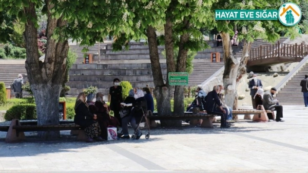 65 yaş üstü yaşlılar parklara akın etti