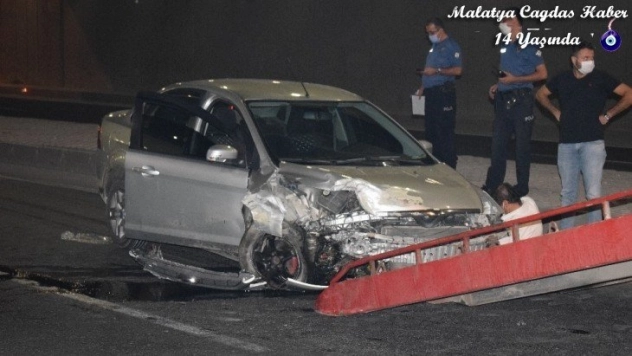 Alt geçitte trafik kazası: 2 yaralı