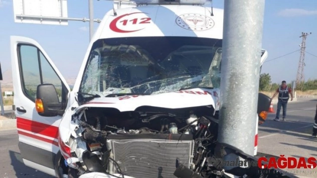 Ambulansla otomobil çarpıştı: 1 yaralı