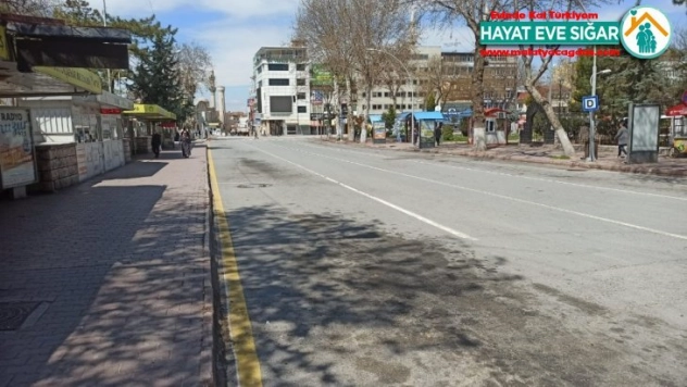 Malatya'da ana caddeler boş kaldı