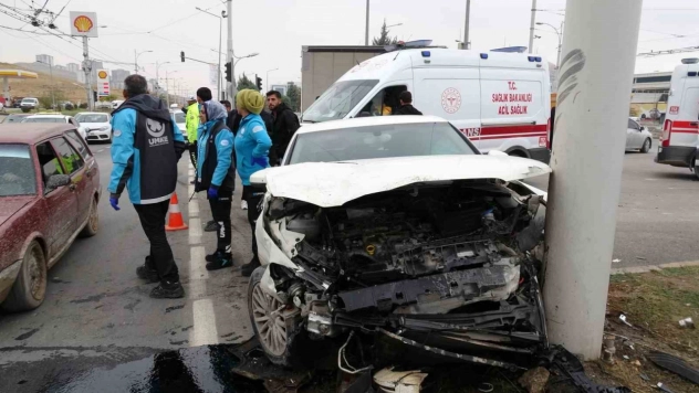 TÜVTÜRK Kavşağı'nda Feci Kaza: 2 Kişi Yaralandı