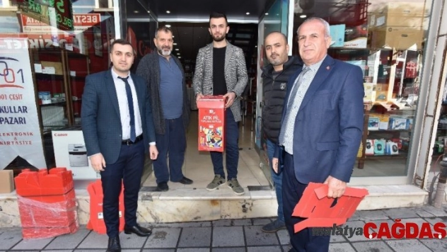Atık pil toplama kutusu dağıtılıyor