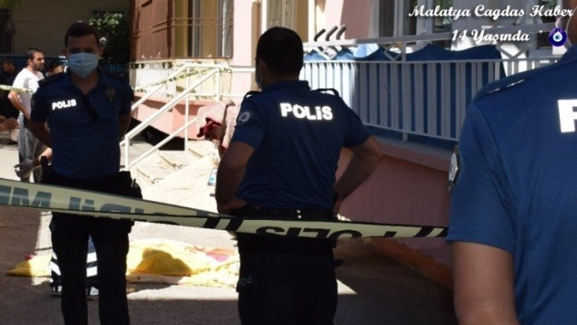 Balkondan düşen genç kız hayatını kaybetti