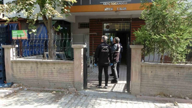 Balkondan düşen genç kız ağır yaralandı