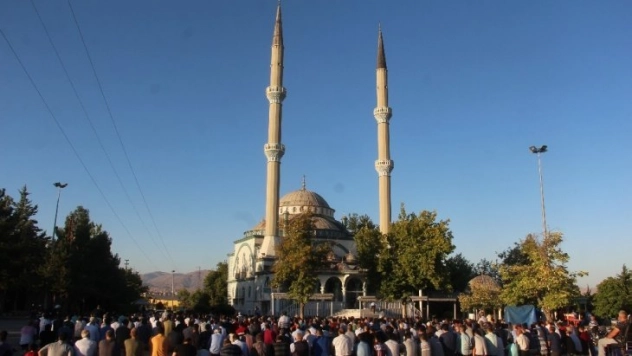 Malatya'da bayram namazında camiler doldu taştı