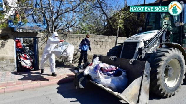 Çöp evden 8 kamyon çöp çıkarıldı