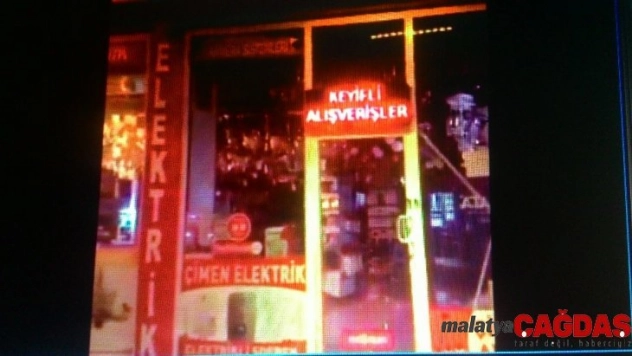 Malatya'da deprem anında bir iş yerindeki avizeler böyle görüntülendi