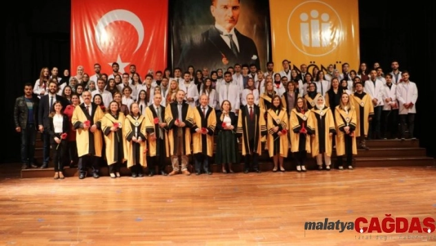 Eczacı adayları beyaz önlüklerini törenle giydi