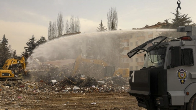 Malatya'da enkaz kaldırma çalışması devam ediyor