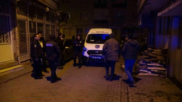 Genç kadın yatağında kanlar içerisinde bulundu