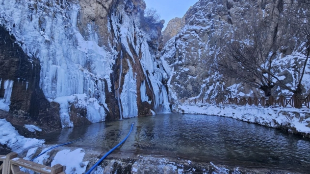 Gürpınar Şelalesi buz tuttu