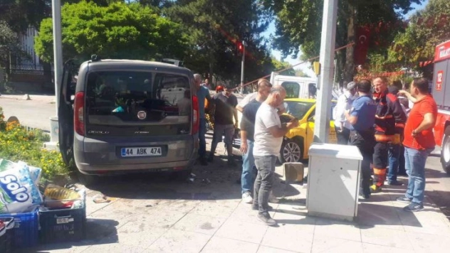 Hafif ticari araç otomobille çarpıştı: 6 yaralı