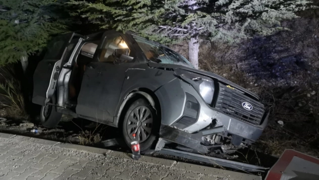 Hafif ticari araç refüje çarptı: 1 yaralı