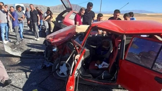 İki otomobil çarpıştı: 6 yaralı