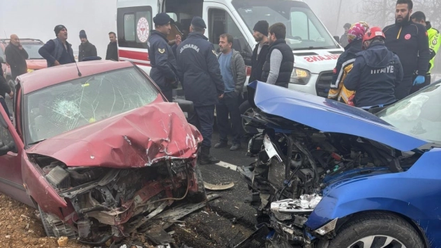 İki otomobil çarpıştı: 5 yaralı