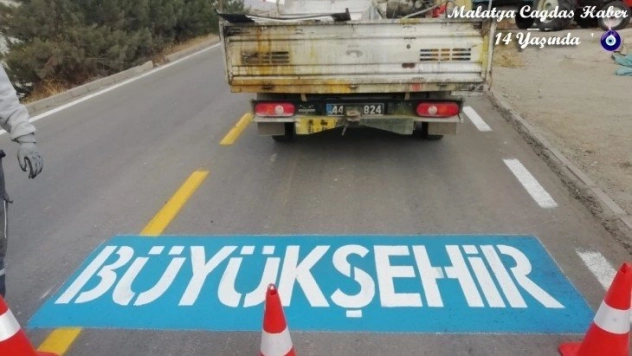 İlçe yolları işaretlemelerle daha güvenli hale geliyor