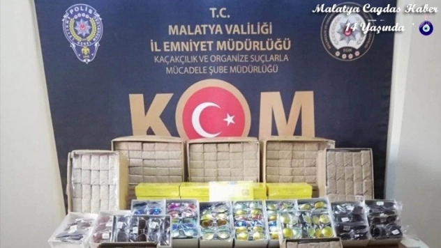 Kaçak sigara kağıdı ve güneş gözlüğü ele geçirildi