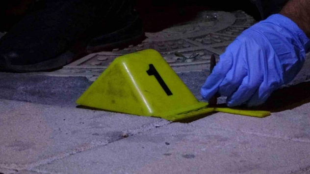 Kaldırımda bulunan Kalaşnikof mermisi polisi alarma geçirdi