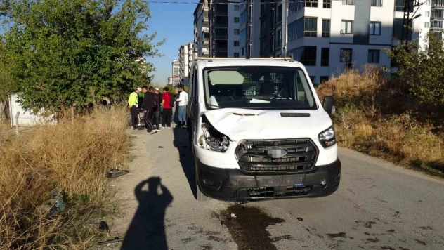 Kamyonet ile elektrikli bisiklet çarpıştı: 2 yaralı