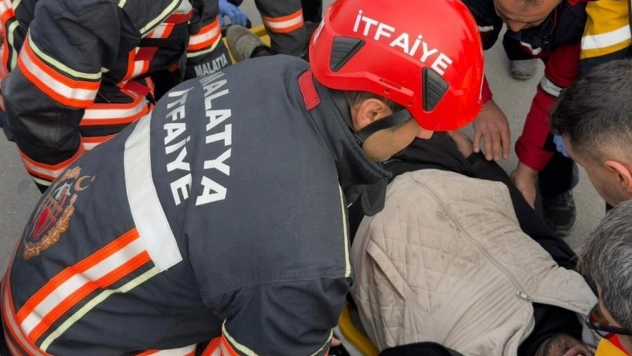 Kamyonet ile kamyon çarpıştı: 1 yaralı