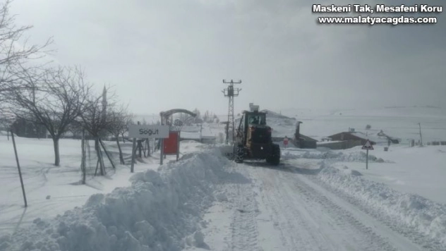698 mahalle yolunu ulaşıma açtı
