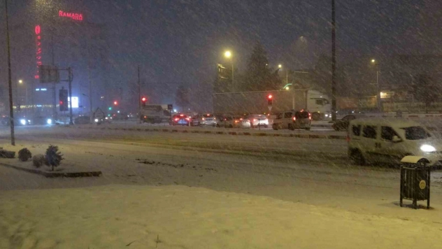 Malatya'da kar yağışı ulaşımda aksamalara yol açtı
