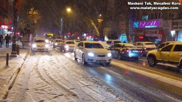 Kar yağışı ve tipi sürücülere zor anlar yaşattı