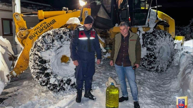 Kardan kapanan yollarda ekipler vatandaşların yardımına koştu