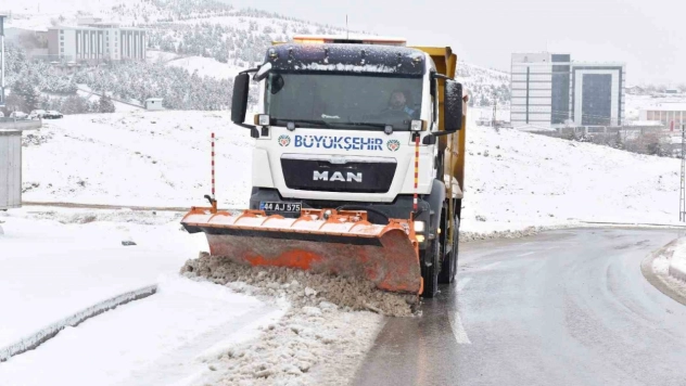 Malatya'da karla mücadele sürüyor