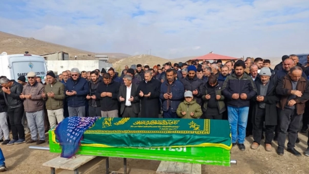 Kayıp olarak aranırken ölü bulunan kadın defnedildi