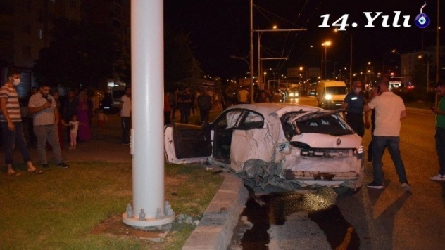 Kırmızı ışıktan geçen otomobil kamyonete çarptı: 5 yaralı