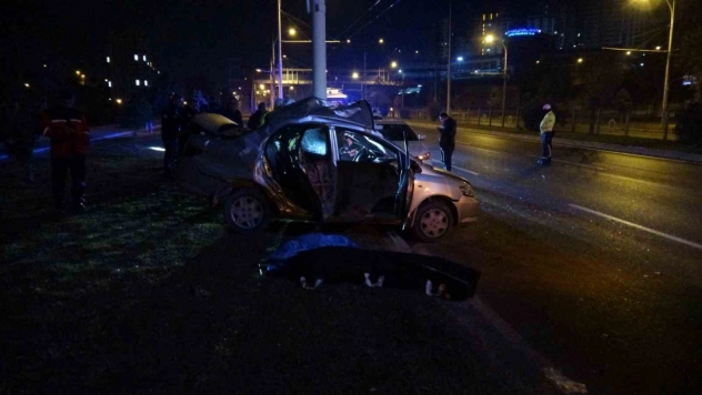 Kontrolden çıkan araç trambüs direğine çarptı: 1 ölü 1 ağır yaralı