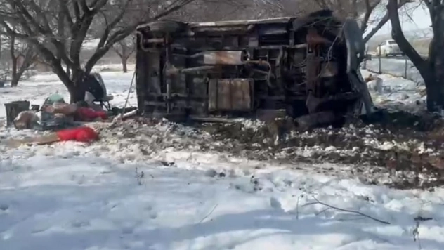Malatya'da kontrolden çıkan minibüs kayısı bahçesine uçtu
