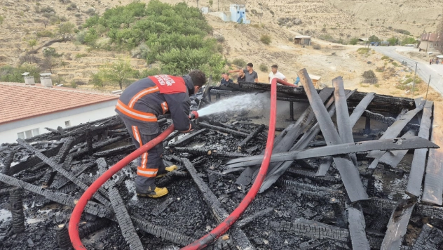 Malatya'da korkutan çatı yangını
