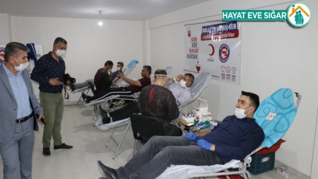 Memurlar kan bağışı yaptı