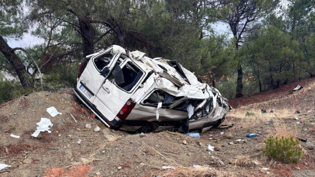 Minibüs şarampole devrildi: 1 yaralı