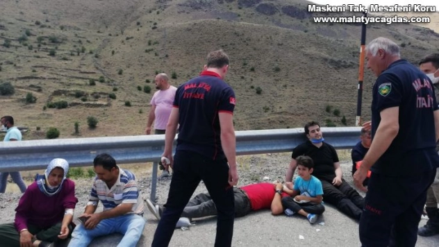 Minibüs şarampole uçtu 15 yaralı