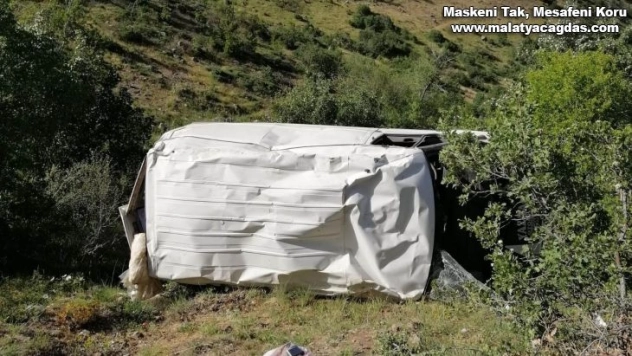 Minibüs şarampole yuvarlandı: 2 yaralı