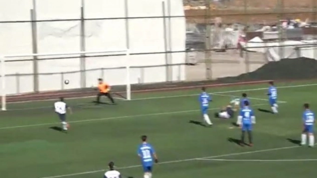 Okul sporları futbol müsabakasında ayakta alkışlanan gol